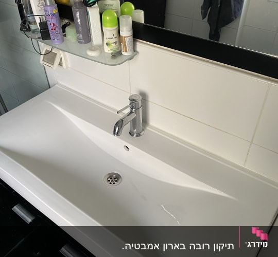 כיור עם ברז מתכת בחדר אמבטיה